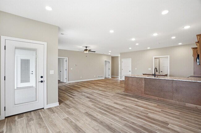 Building Photo - 1048 Stonehaven Dr