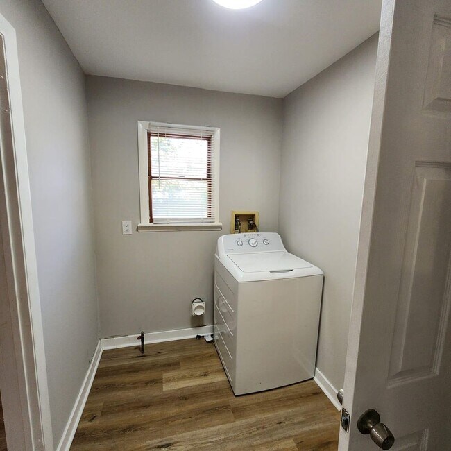 Building Photo - Spacious 3-Bedroom Rancher with Family Roo...