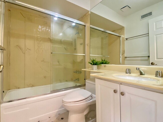 Building Photo - 3-Bedroom Townhome in Prime Calabasas Location