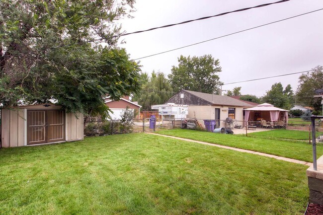 Building Photo - Updated 4-bed, 2-bath home - Blocks from R...