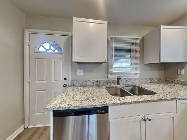 Building Photo - Updated 3 Bed Home with Granite Kitchen, Fenced Yard & Garage