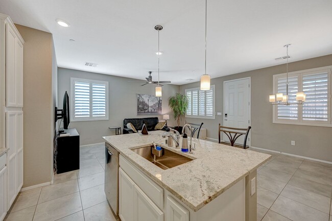 Building Photo - Modern 3 Bedroom Townhouse near Blue Diamond