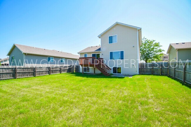 Building Photo - Single Family Home with Fenced Yard and Finished Basement within Waukee School District