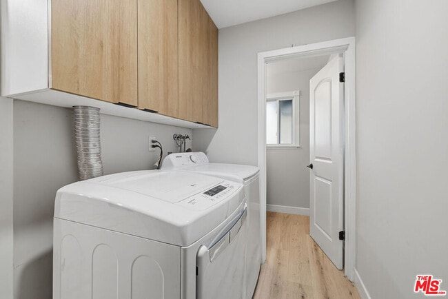 Building Photo - 10557 Reseda Blvd