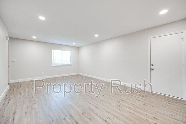 Building Photo - 2323 Green Forest Dr