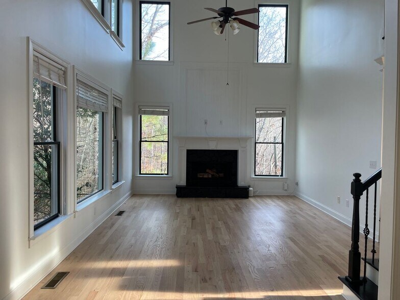 Building Photo - 369 Hillside Dr