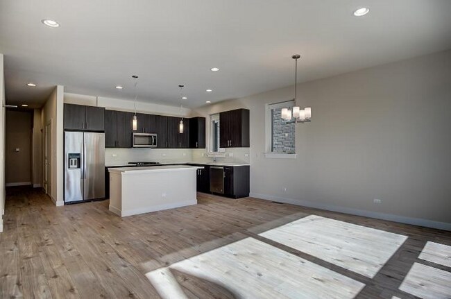 Building Photo - 2518 W Addison St