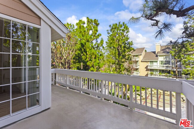 Building Photo - 4338 Redwood Ave