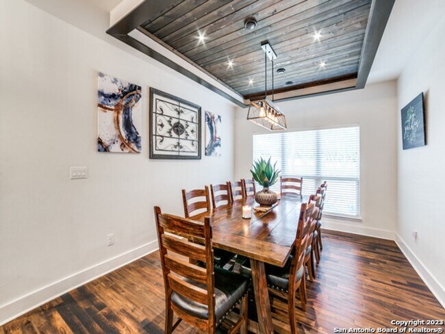 Building Photo - 5 Bedroom/3.5 Bathroom Home in the Ensenad...