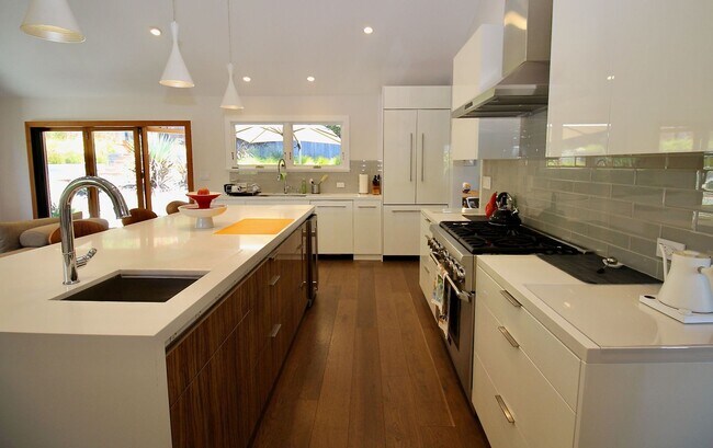 Building Photo - Bright, Stylish Living with Exceptional Ou...