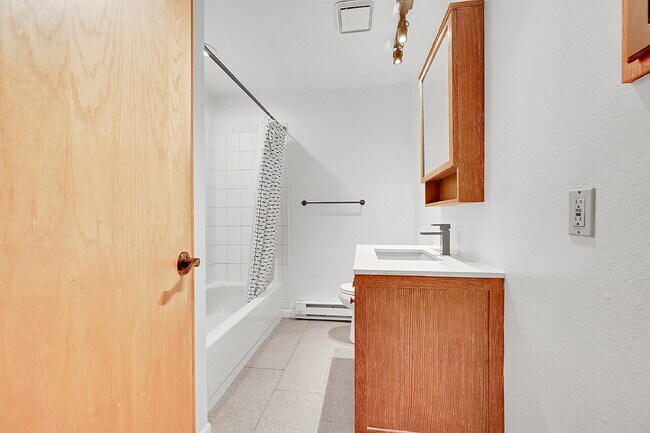 Building Photo - $2,195.00, 2 Bed 2 Bath Condo in Boulder w...