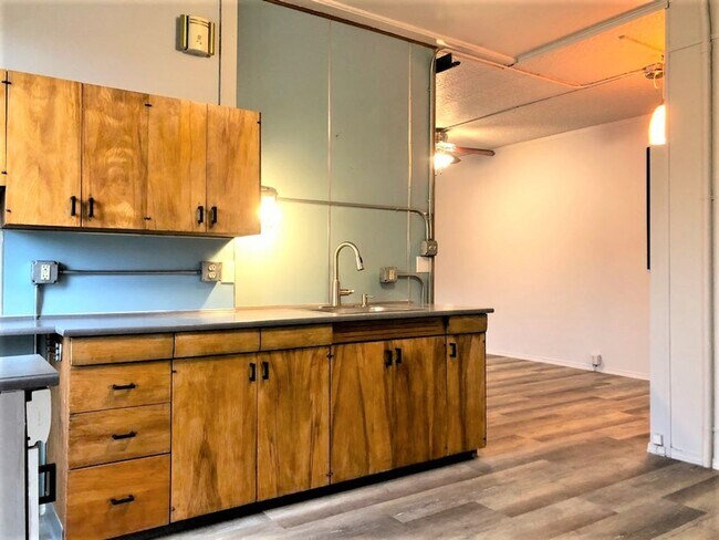 Building Photo - Newly Renovated Studio in the Hip Strip!