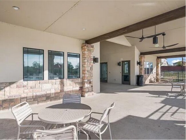 Building Photo - Like-New | 3 bed/2 bath | 1-story | No Carpet | Wonderful Amenities |On Golf Course in Mission De...