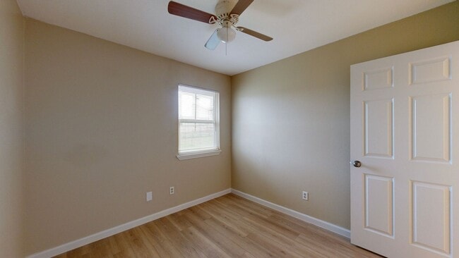 Building Photo - 2 WEEKS FREE RENT! GORGEOUS REMODELED DUPLEX WITH WASHER AND DRYER INCLUDED!