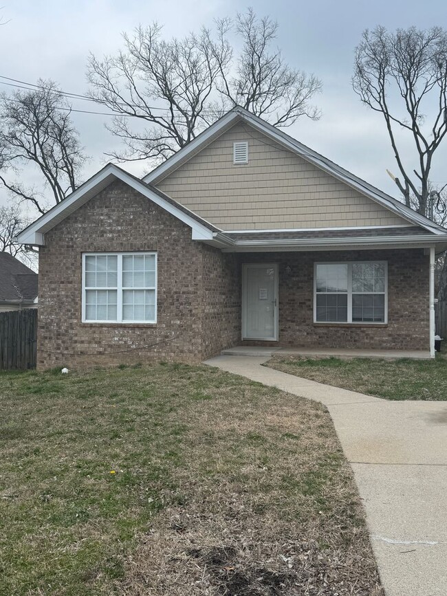 Building Photo - RARE 3-bedroom 2 bath single-family home offers the privacy of a house and a fully fenced in yard...