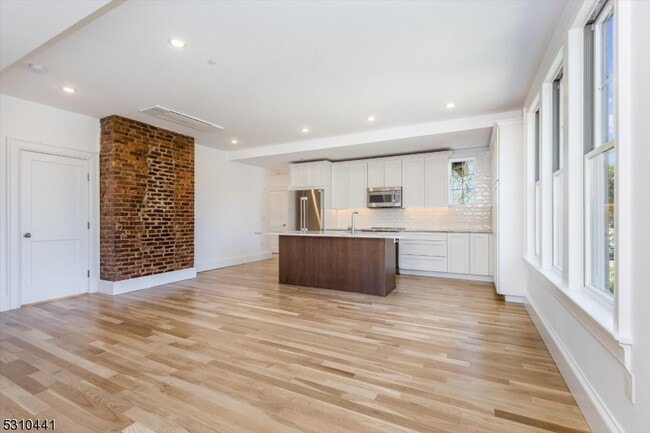 Building Photo - 63 Park St