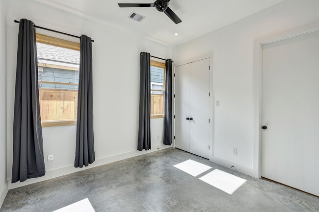 Building Photo - 907 Kern St