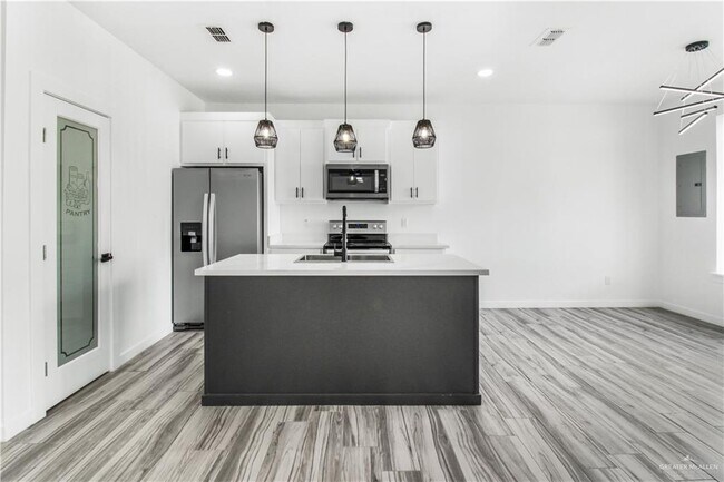 Building Photo - 21 West Dr