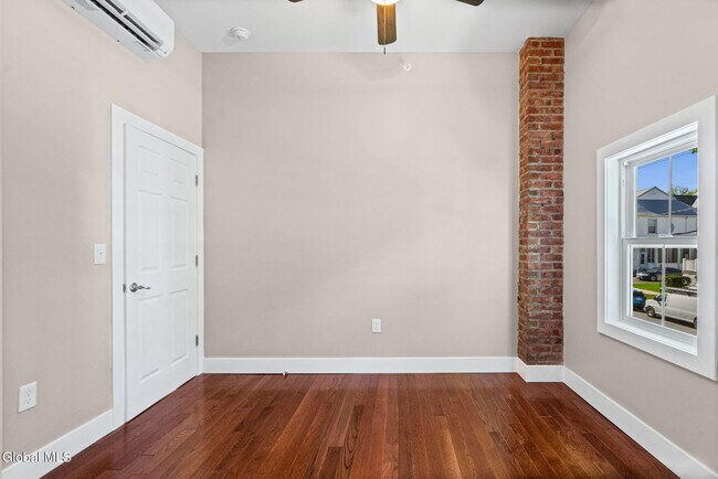 Building Photo - 521 Warren St