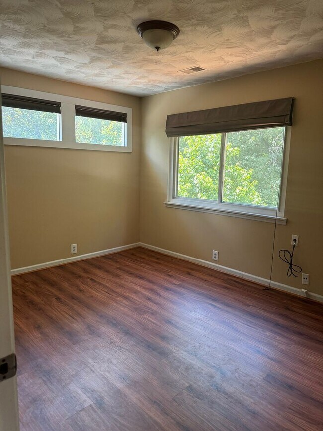 Building Photo - 3/4 Bedroom Single Family Home right off M...