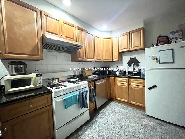 Building Photo - South End Location, In-Unit Washer and Dryer, Eat-in Kitchen