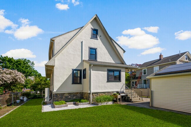 Building Photo - 217 Soundview Ave