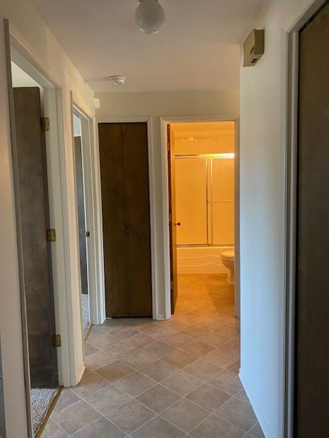 Building Photo - Charming 2 Bedroom Duplex With Fenced Yard In Quiet Neighborhood!