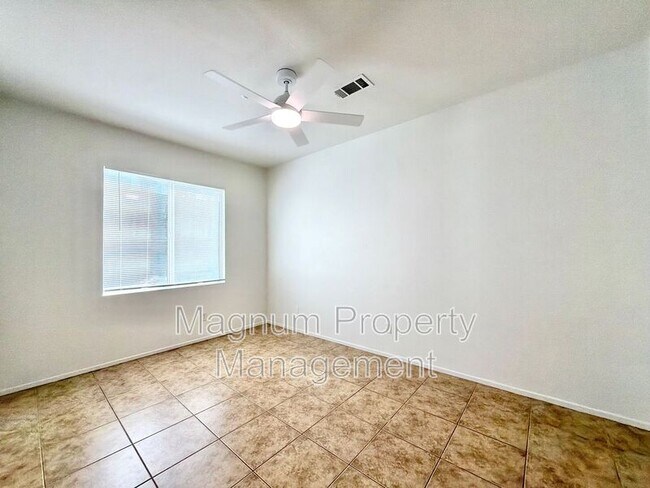 Building Photo - 8182 Bon View Dr