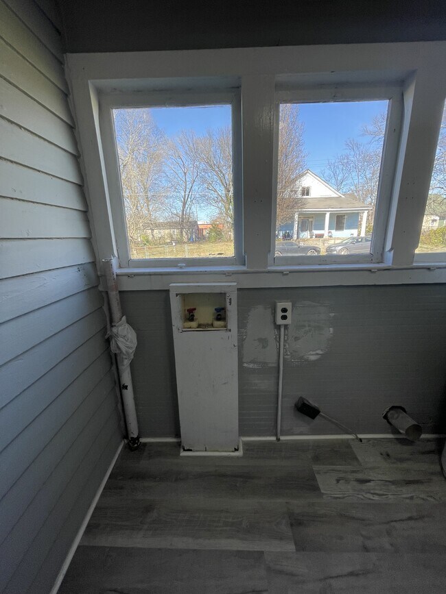 Building Photo - 1600 S Beech St