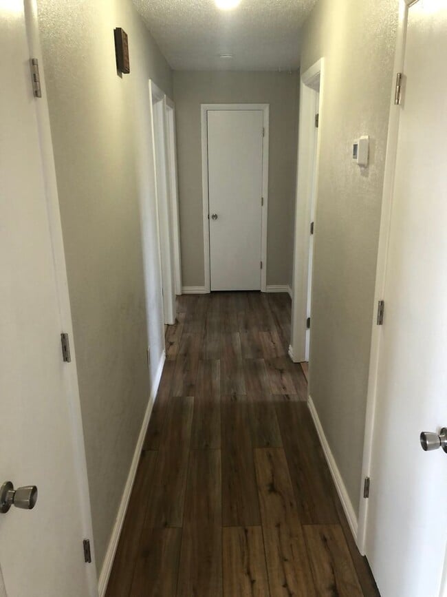 Building Photo - 3 bedroom 1 bathroom nicely updated home i...