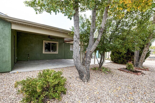 Building Photo - 3 bedroom 2 bathroom ranch style home in C...