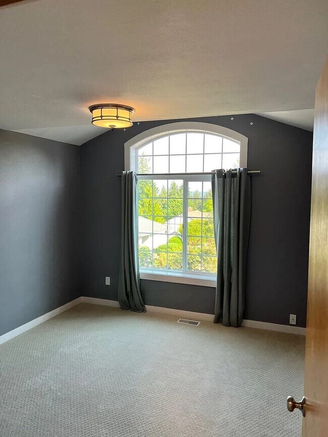 Building Photo - STUNNING CUSTOM HOME! IN STEILACOOM- MINUT...