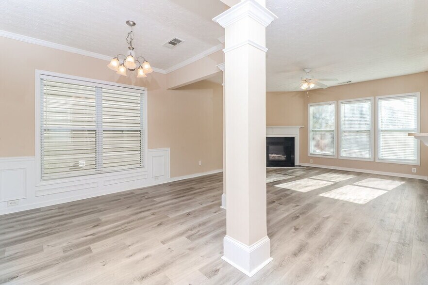 Building Photo - 900 Gardenia Curve