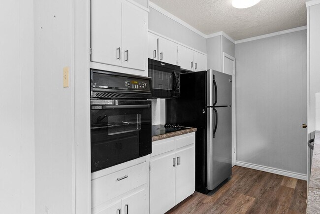 Building Photo - $500 off first months rent