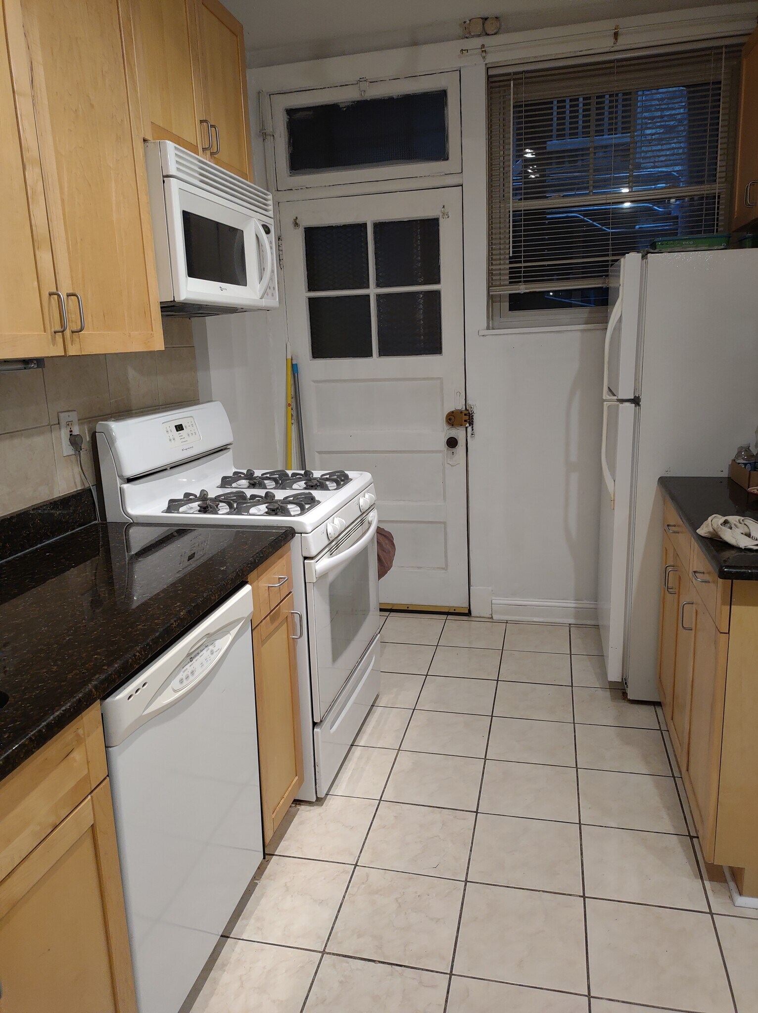 Kitchen - 539 W Addison St