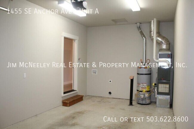 Building Photo - 3 Bed/ 2 Bath Duplex with One Car Garage