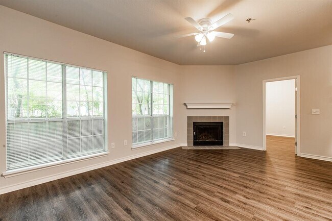 Building Photo - 2204 San Gabriel St