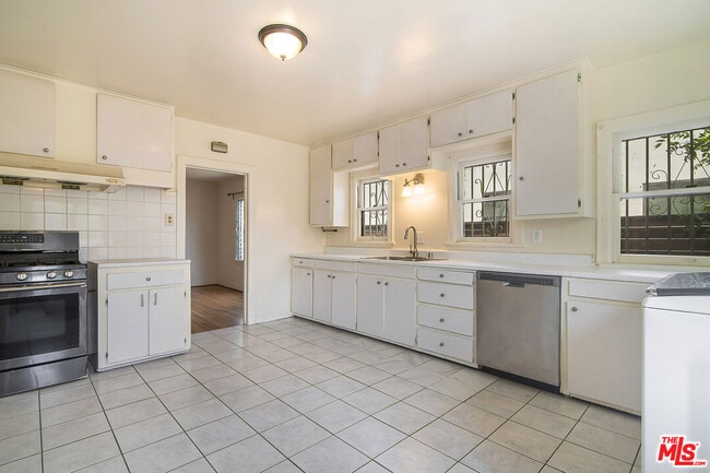 Building Photo - 832 S Citrus Ave
