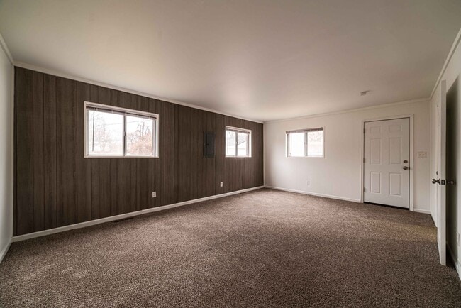 Building Photo - $1295- 4 Bed / 1.0 Bath Newly Renovated Ho...