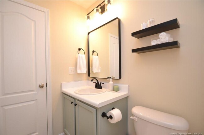 Building Photo - 3115 Manhasset Ln