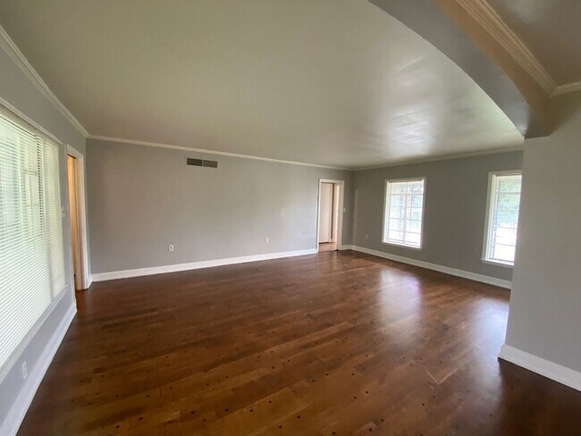 Building Photo - 4320 Bishop Hills Dr