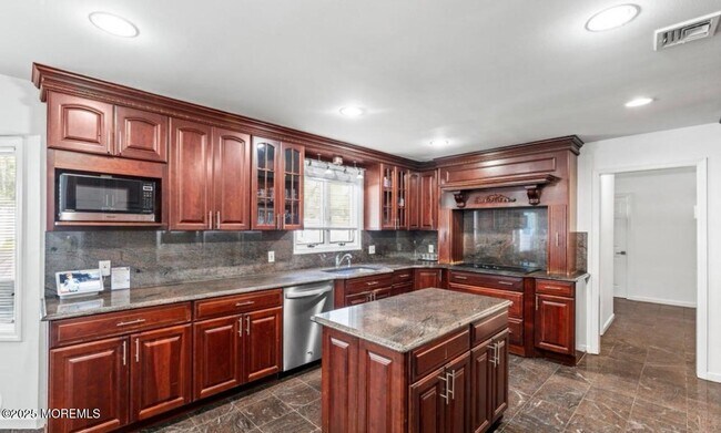 Building Photo - 16 Bridle Dr