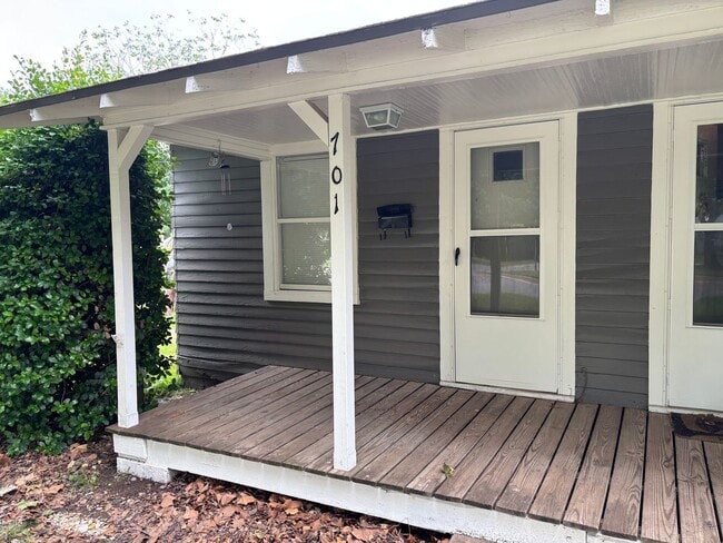 Primary Photo - Remodeled 1 bedroom 1 bathroom duplex hous...