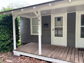 Building Photo - Remodeled 1 bedroom 1 bathroom duplex hous...