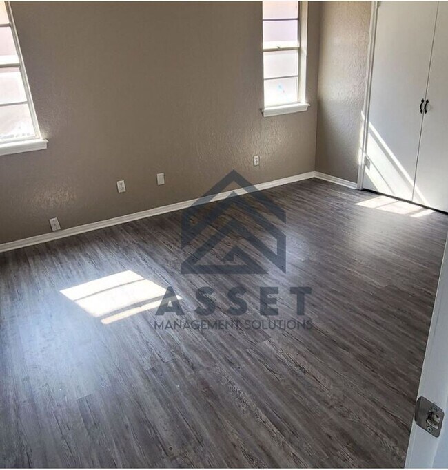 Building Photo - Charming 5 Bedroom House