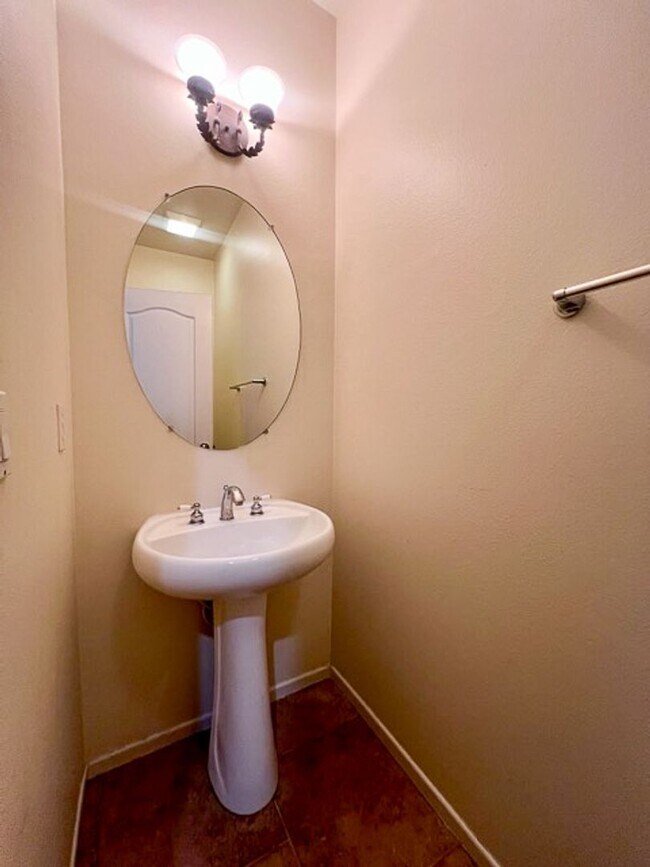 Building Photo - 5 bedroom Winchester home with a 3 car garage for LEASE!