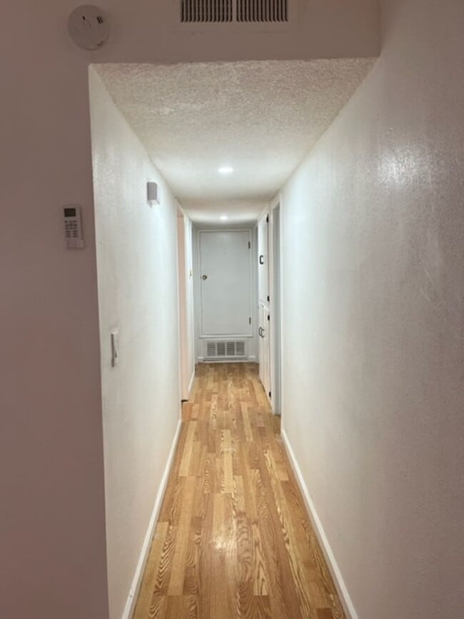 Building Photo - Downtown Tehachapi!!