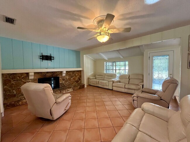 Building Photo - 3 bed/ 2 bath Beauty!