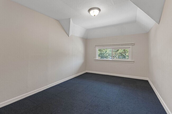 Building Photo - Renovated 5 Bed, 2 Bath House + Office EWU Off Campus Housing! AVAILABLE 7/20!