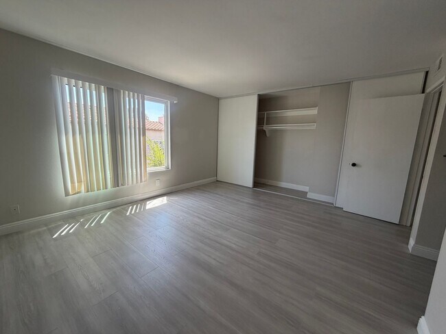 Building Photo - Large Townhome with 2 car garage